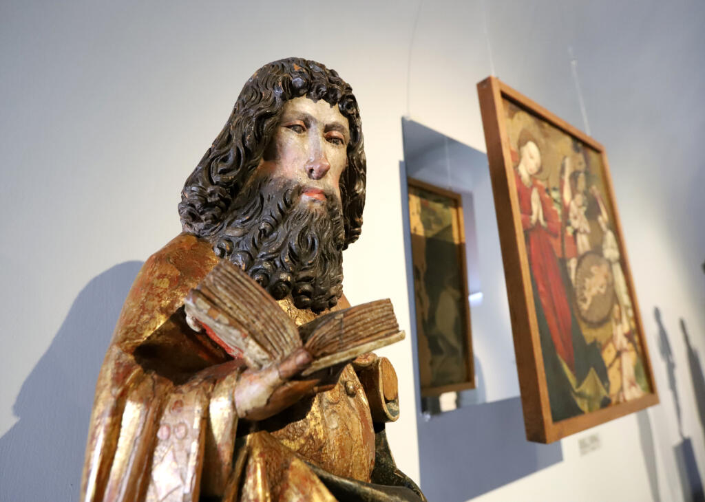 Slovenská národná galéria (SNG) na Zvolenskom hrade otvorila novú expozíciu gotického umenia. Expozícia predstavuje kolekciu stredovekého sochárstva a maliarstva na Slovensku jedinečnú počtom vystavených diel, ako aj koncentráciou na obdobie 14. až 16. storočia. Vystavených je viac než 70 sôch a obrazov. Na snímke socha apoštola s knihou zo Šváboviec pochádzajúce z obdobia okolo roku 1490 je vystavená na Zvolenskom zámku vo Zvolene 26. júla 2022. FOTO TASR - Ján Krošlák