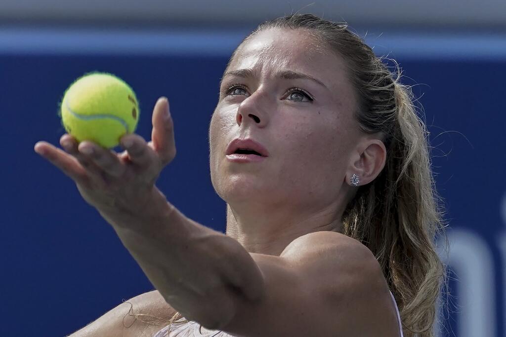 Talianska tenistka Camila Giorgiová podáva proti Rumunke Simone Halepovej v 1.kole dvojhry na grandslamovom tenisovom turnaji US Open.