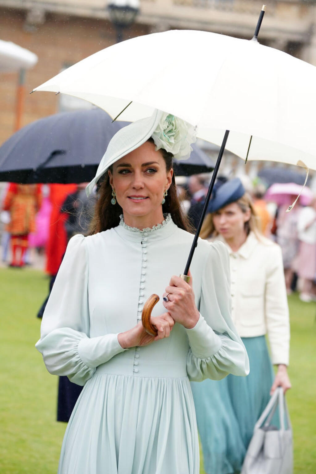 Kate a William boli hostiteľmi záhradnej slávnosti. Kate žiarila v úžasných šatách v mätovej farbe.