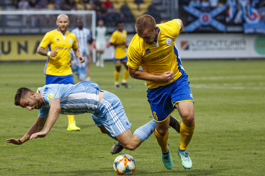Na snímke Andraž Šporar a Patrik Jacko počas zápasu 1.kola Fortuna Ligy medzi nováčikom FK Pohronie a úradujúcim majstrom ŠK Slovan Bratislava.