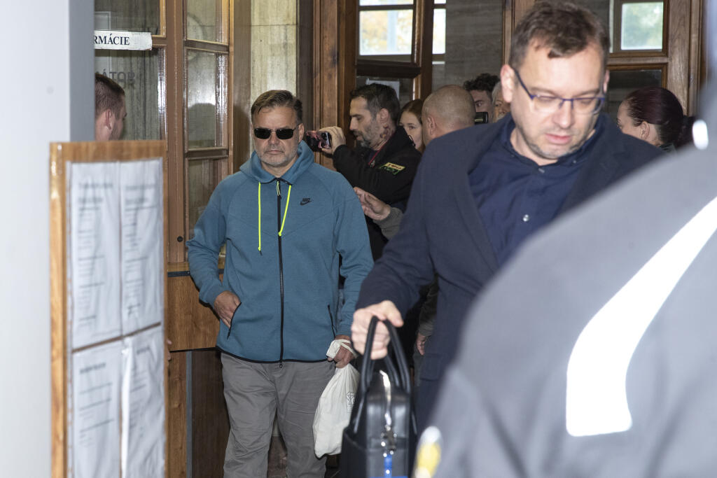 Dušan Dědeček, ktorých spôsobil dopravnou nehodou na Zochovej ulici v Bratislave smrť 5 ľudí sa opätovne postavil pred sú, ktorý rozhoduje o jeho vzatí do väzby. Na snímke s advokátom Jiřím Kučerom.