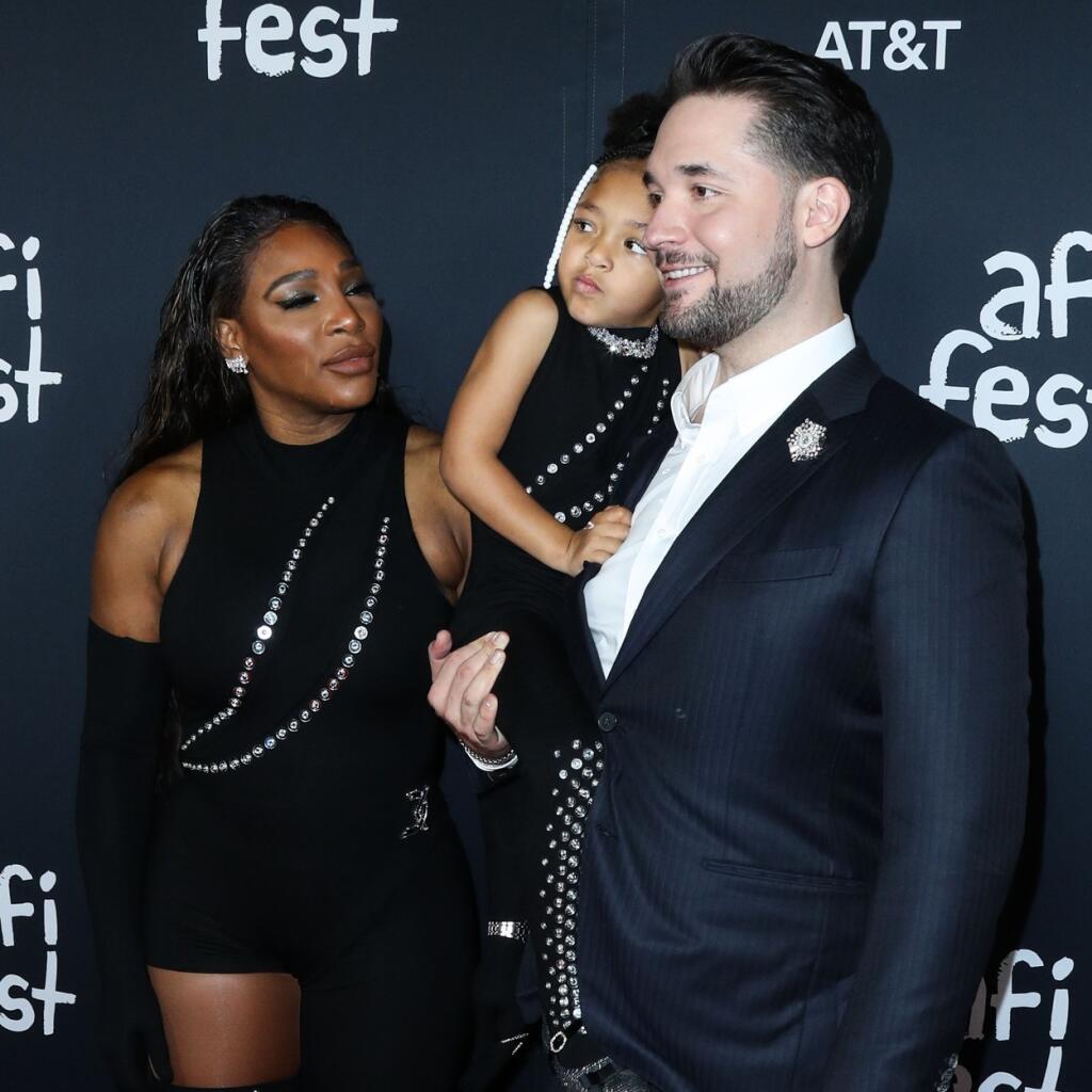 Serena zobral na premiéru dcérku a manžela. Mala Olympia mala rovnaké šaty ako jej mama.
