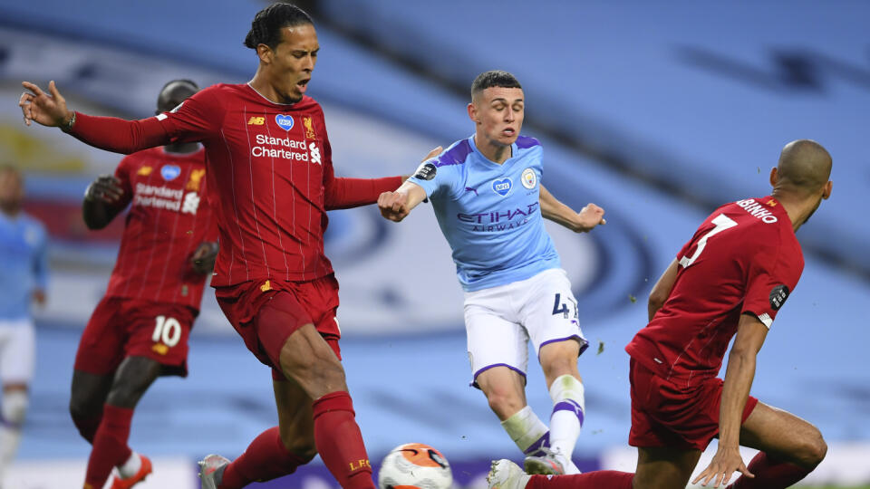 JB 1 Manchester - Hráč Manchesteru City Phil Foden strieľa na gól vo futbalovom zápase anglickej Premier League Manchester City - FC Liverpool v Manchesteri 2. júla 2020. FOTO TASR/AP

Manchester City's Phil Foden takes a shot at goal during the English Premier League soccer match between Manchester City and Liverpool at Etihad Stadium in Manchester, England, Thursday, July 2, 2020. (AP Photo/Laurence Griffiths,Pool)