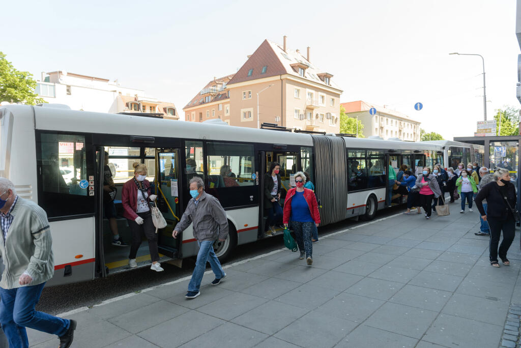 Od pondelka 4. mája 2020 sa v Nitre zvýšila intenzita mestskej hromadnej dopravy (MHD). Dopravca tak reaguje na postupné uvoľňovanie opatrení proti pandémii nového koronavírusu. Cestovné poriadky platné v časoch školského vyučovania sa zatiaľ neobnovia, pretože sa žiaci vzdelávajú online doma. FOTO TASR - Henrich Mišovič