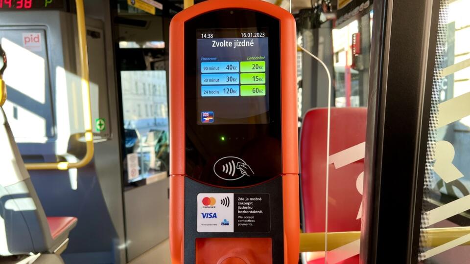 Automaty v pražských autobusoch umožnia kúpu cestovného lístka priamo vo vozidlách.