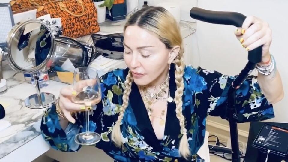 Madonna je očividne "vylepšená" niekoľkými plastikami.