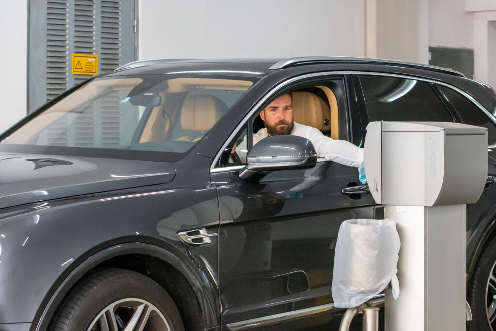 V posledných rokoch sa Cibulková preháňa ulicami na tmavom Bentley, ktoré jej uľahčovalo život počas tehotenstva, ale aj po pôrode.