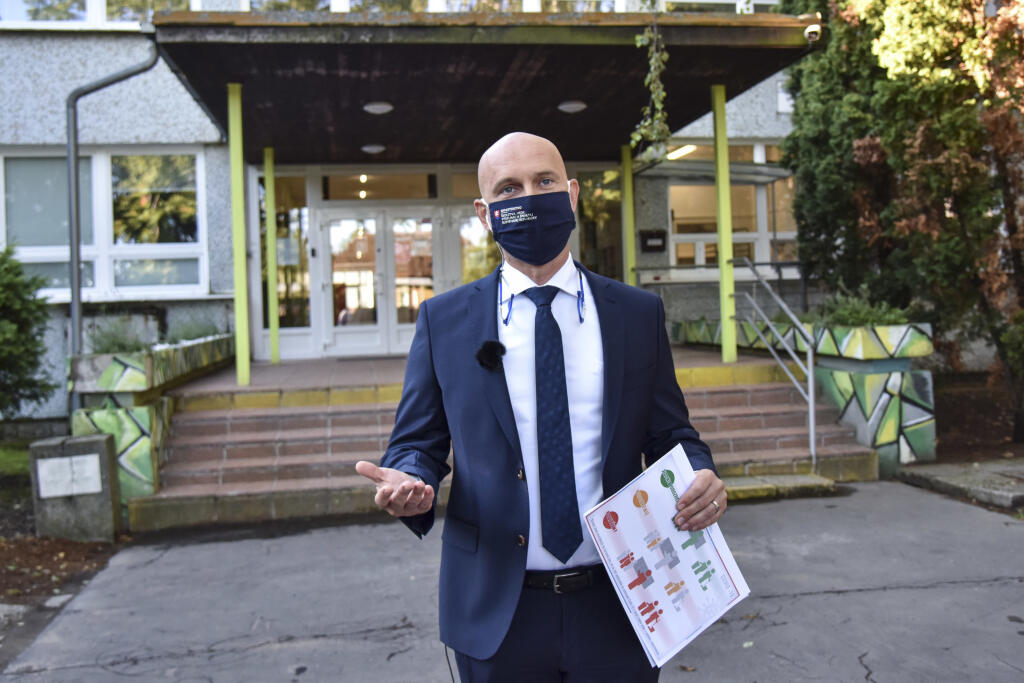 Na snímke minister školstva, vedy, výskumu a športu SR Branislav Gröhling počas slávnostného otvorenia školského roka 2020 - 2021 na Základnej škole kpt. Jána Nálepku v Stupave 2. septembra 2020. FOTO TASR - Pavol Zachar