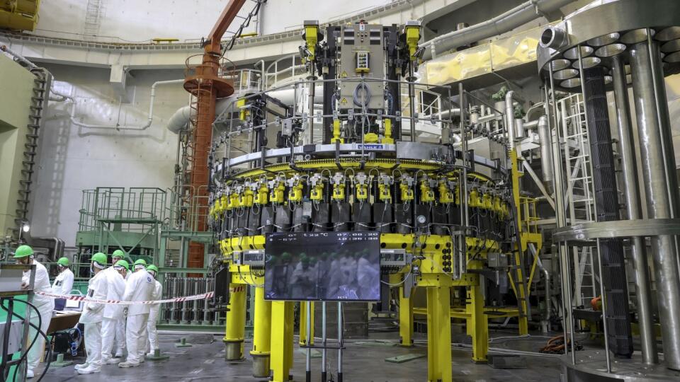 WA 33 Astravec - Zamestnanci začínajú plniť jadrovým palivom prvú bieloruskú atómovú elektráreň, ktorá je postavená ruskou štátnou korporáciou Rosatom pri meste Astravec v piatok 7. augusta 2020. Atómovú elektráreň začali plniť jadrovým palivom a to napriek výhradám susednej Litvy. Susedná Litva, ktorej hlavné mesto Vilnius sa nachádza iba 50 kilometrov od inkriminovaného zariadenia, označila novú elektráreň za potenciálnu environmentálnu a bezpečnostnú hrozbu. FOTO TASR/AP
Personnel work to
