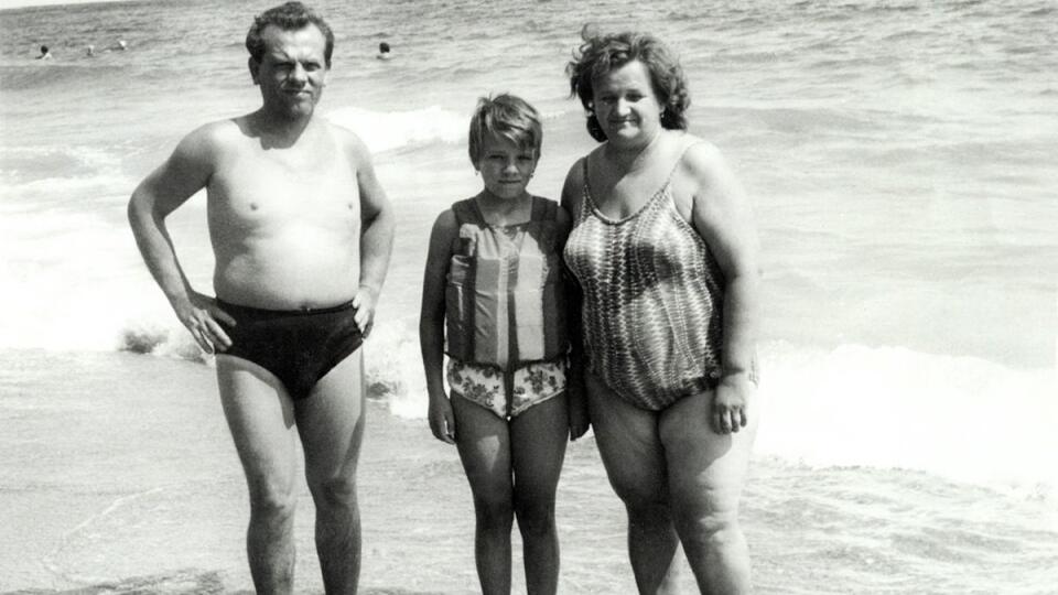 Mama mala na tú dobu moderné plavky, ja zasa záchrannú vestu – bez nej ma do vody nikdy nepustili. 