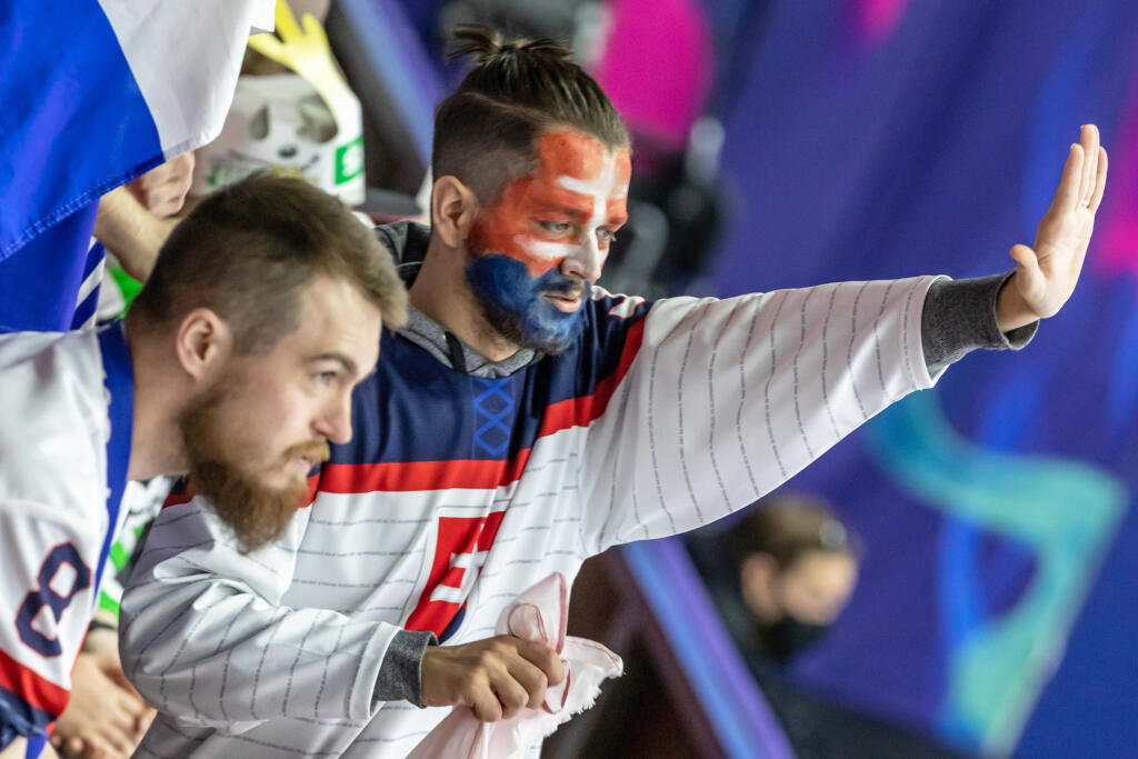 Na snímke sú slovenskí fanúšikovia počas štvrtého zápasu základnej skupiny MS 2022 v Helsinkách, v ktorom nastúpili slovenskí hokejisti proti Švajčiarsku.