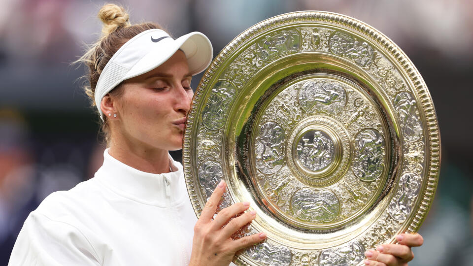 Markéta Vondroušová s trofejou pre šampiónku Wimbledonu.