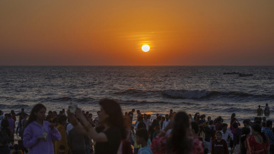 WA 56 Bombaj - Ľudia sledujú posledný západ slnka v tomto roku na pláži v indickom meste Bombaj v sobotu 31. decembra 2022. FOTO TASR/AP
People watch the last sunset of 2022 at Juhu Beach in Mumbai, India, Saturday, Dec. 31, 2022. (AP Photo/Rafiq Maqbool)