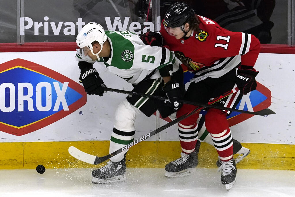 KK2 Chicago - Obranca Dallasu Stars Andrej Sekera (vľavo) a Adam Gaudette z Chicaga Blackhawks počas zápasu zámorskej hokejovej NHL 9. mája 2021 v Chicagu. FOTO TASR/AP
Dallas Stars defenseman Andrej Sekera, left, works for the puck against Chicago Blackhawks center Adam Gaudette during the second period of an NHL hockey game in Chicago, Sunday, May 9, 2021. (AP Photo/Nam Y. Huh)