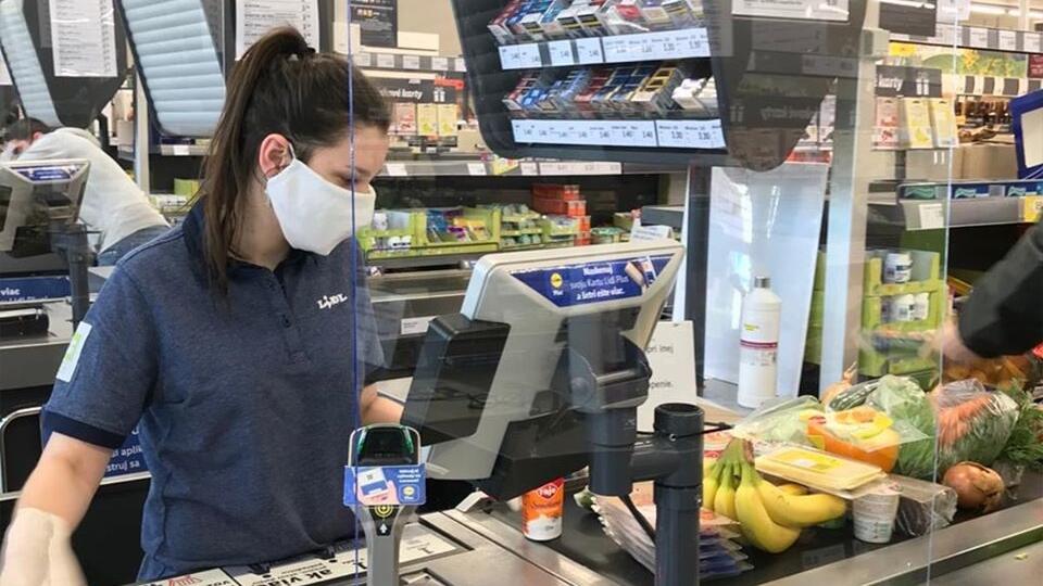 Obchodný reťazec Lidl sa rozhodol chrániť zdravie svojich zamestnancov. Pri pokladne namontoval plexisklo, vďaka ktorému budú chránené predavačky, ale aj nakupujúci.