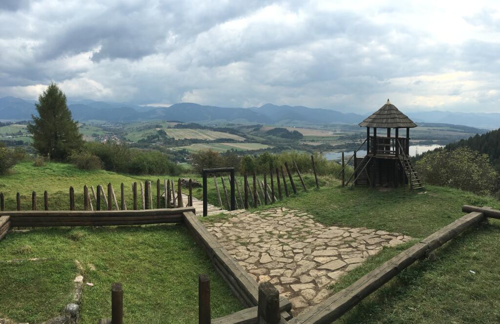 Kde? Žilinský kraj
Ak máte radi mystiku a vyberiete sa na Liptov, nevynechajte magický vŕšok nad Liptovskou Marou. Volá sa Havránok a vždy v lete ožíva keltskými obradmi. Okrem nich spoznáte obetné miesta, obrannú priekopu zo stredoveku, dláždené nádvorie, či suterén drevenej, obytnej veže. Ku všetkým sa dostanete po chodníku. Pohodlná prechádzka, ktorá trvá asi hodinu a uvidíte pri nej letnú krajinu vo všetkej svojej kráse. Na okolí je množstvo reštaurácií, kde sa môžete zastaviť na obed, či ká