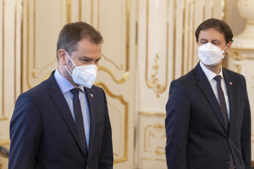 Predseda vlády Slovenskej republiky Igor Matovič počas podania demisie do rúk prezidentky Zuzany Čaputovej, ktorá na post premiéra bezodkladne menovala Eduarda Hegera. Na snímke je Igor Matovič a Eduard Heger.
