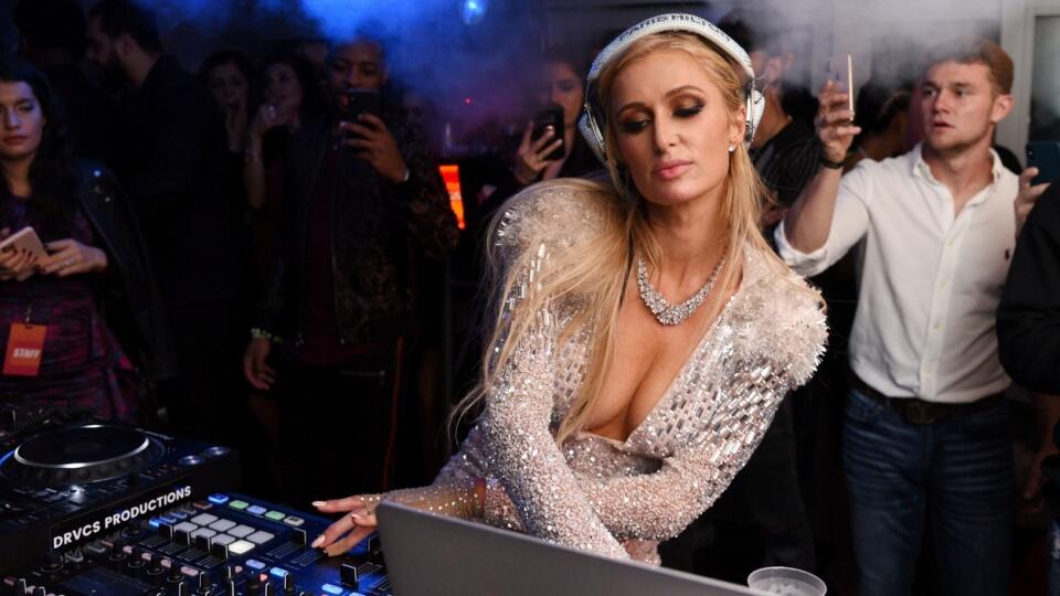 Párty pred finále SuperBowlu ovládla Paris Hilton. Ako DJ-ka nepredviedla len šikovné prsty, ale aj poodhalený dekolt.