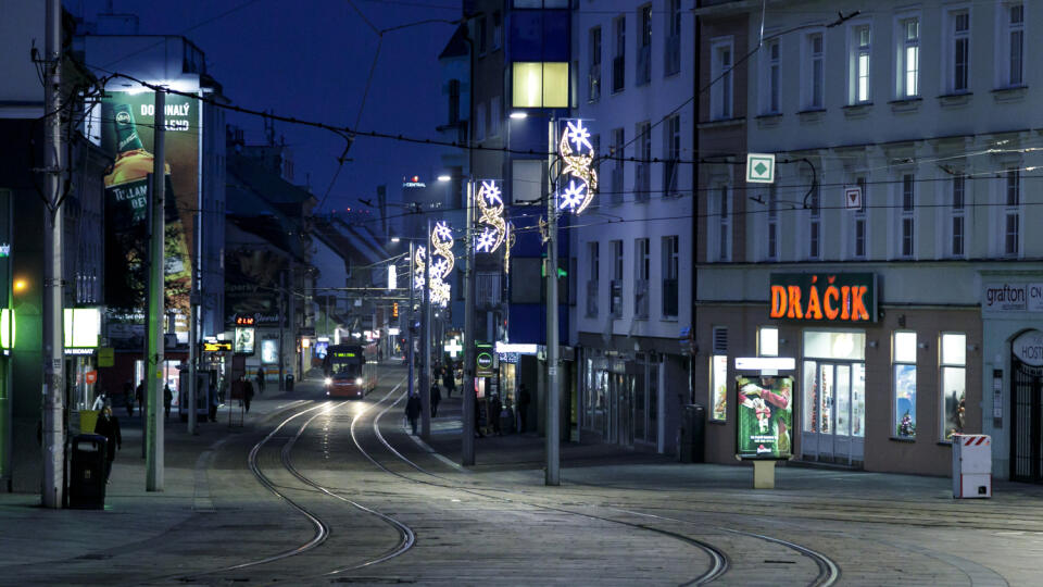 Od soboty 19. decembra do 29. decembra 2020 platí na Slovensku zákaz vychádzania, začal sa aj tzv. lockdown. Zatvorili sa všetky obchody s výnimkou tých, ktoré sú potrebné na zabezpečenie základných potrieb. Na snímke pohľad na Obchodnú ulicu v Bratislave 21. decembra 2020. FOTO TASR - Dano Veselský