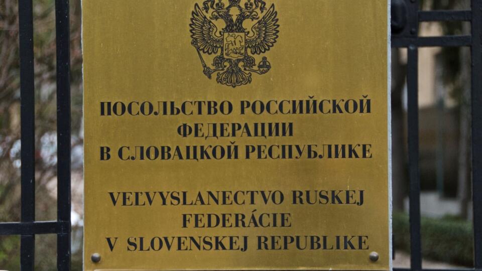 Z protestnej akcie pred veľvyslanectvom Ruskej federácie v Bratislave proti postupu Ruska voči Ukrajine, 3.marec 2014. FOTO TASR - Martin Turanovi