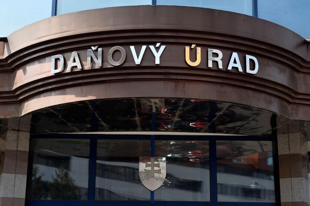 Posledný deň zostáva občanom na podanie daňových priznaní k dani z príjmov fyzických osôb za rok 2015.  Na snímke Daňový úrad v Trenčíne, 31. marca 2016. FOTO TASR - Radovan Stoklasa