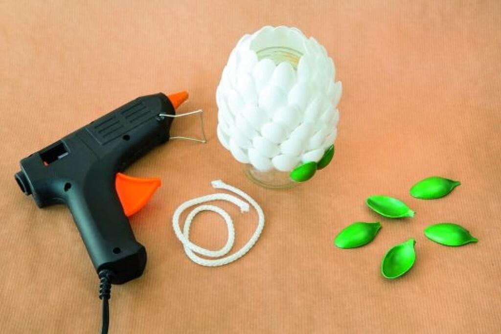 Budete potrebovať plastové lyžičky, sklenenú nádobu, farby a tavnú pištoľ