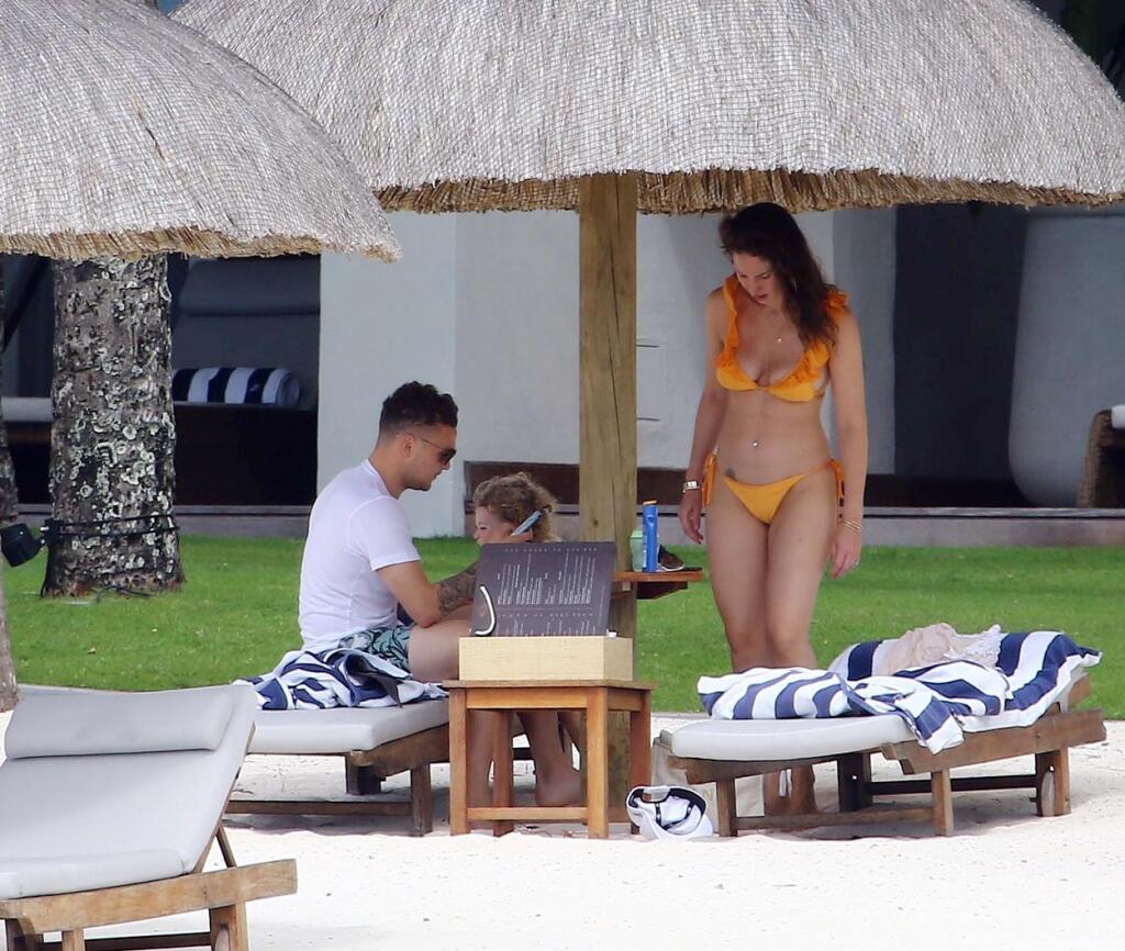 Manželka pravého obrancu Kierana Trippiera Charlotte stihla už porodiť dve deti, no napriek tomu stále vyzerá výborne.