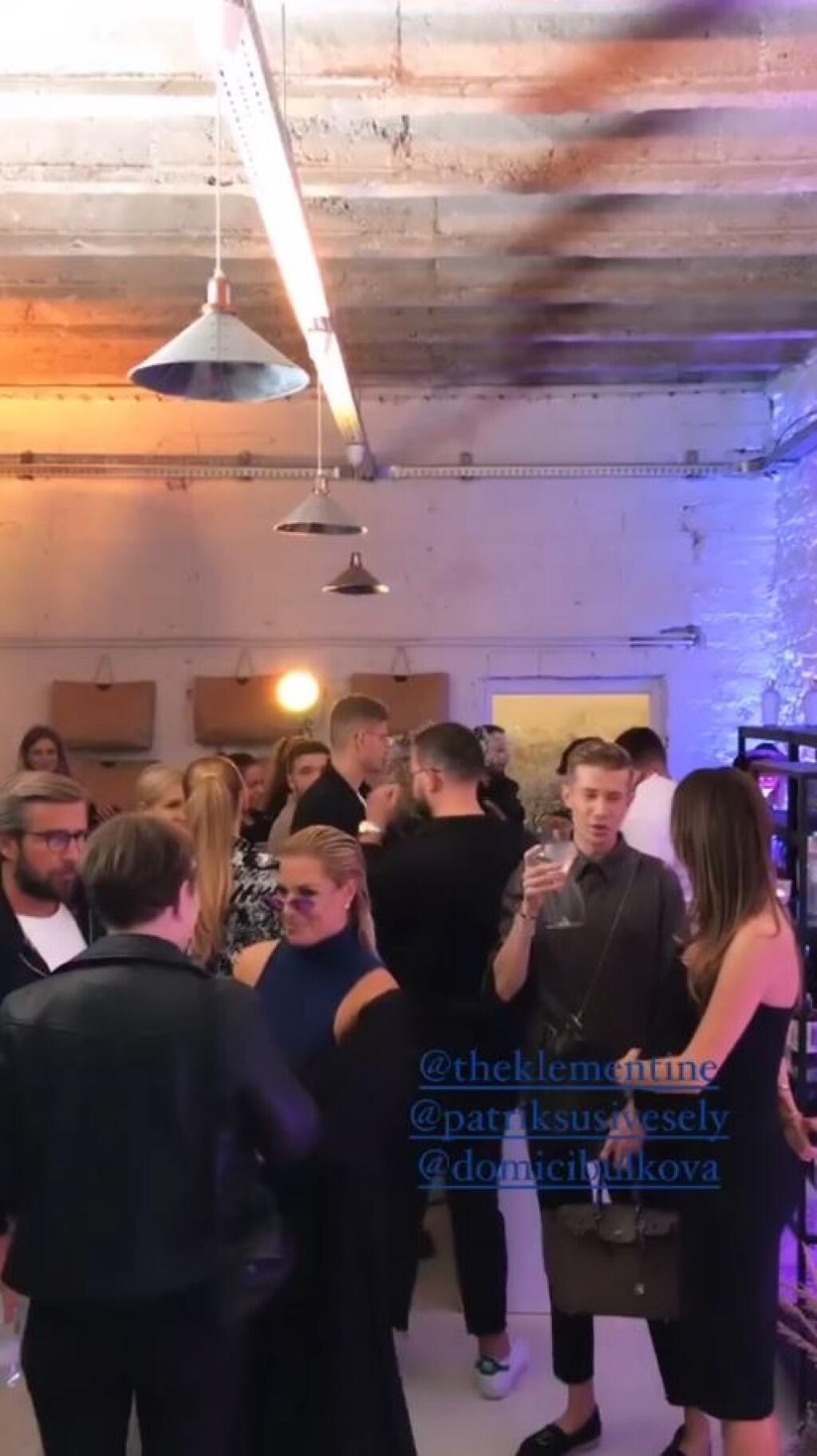 Zdá sa, že krušné týždne berie bývalá tenistka športovo, pretože po návrate z dovolenky sa objavila v spoločnosti, tentoraz na otváraní showroomu obchodu jej kamarátky.
