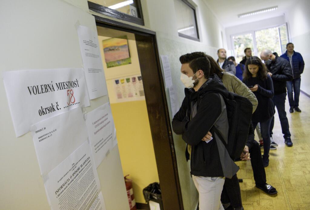 Na Slovensku sa v sobotu o siedmej hodine ráno začali historicky prvé spojené voľby do orgánov samosprávy obcí a do orgánov samosprávnych krajov. V bratislavskej Petržalke sa pred volebnými miestnosťami tvoria rady, niekde sa čaká aj 45 minút. Mestská časť prosí voličov o trpezlivosť. Hlasovanie v spoločných voľbách zdržuje aj to, že mnohí voliči nepoznajú kandidátov a študujú ich až počas hlasovania. Na snímke tvoriace sa rady pred volebnými miestnosťami vo volebnom okrsku na Gymnáziu na Pankúc