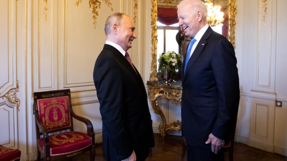 Na snímke zľava ruský prezident Vladimir Putin a americký prezident Joe Biden počas stretnutia v Ženeve 16. júla 2021.