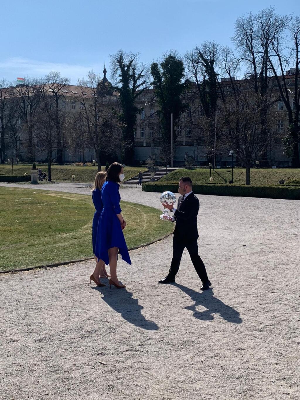Petra Vlhová a prezidentka Zuzana Čaputová sa spoločne prešli aj po záhrade.
