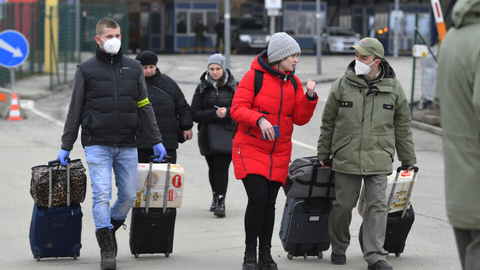 Utečenci z Ukrajiny prechádzajú cez hraničný priechod vo Vyšnom Nemeckom 25. februára 2022. FOTO TASR - Milan Kapusta