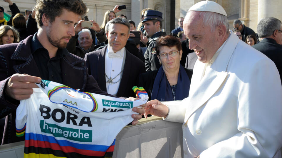 Peter Sagan odovzdal pápežovi dres a bicykel.