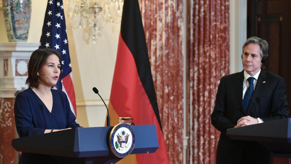 WA 11 Washington - Spolková ministerka zahraničných vecí Annalena Baerbocková (vľavo) a šéf americkej diplomacie Antony Blinken počas tlačovej konferencie vo Washingtone v stredu 5. januára 2022. FOTO TASR/AP
German Foreign Minister Annalena Baerbock speaks during a news conference with Secretary of State Antony Blinken at the State Department, Wednesday, Jan. 5, 2022, in Washington. (Mandel Ngan/Pool via AP)