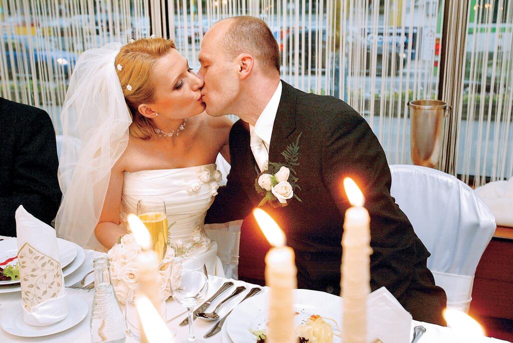 Aneta Parišková Dočekalová, David Dočekal, svadba, bozk
Foto: Miroslav Vacula
Uverejnené: Šarm 47/2010
pôvodný súbor:svadba 2 miroslav vacula.eps