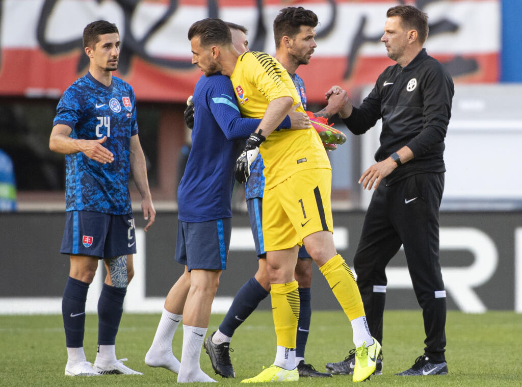 Slovenskí futbaloví reprezentanti skončili na EURO 2020 už v základnej skupine po vysokej prehre so Španielskom 0:5.