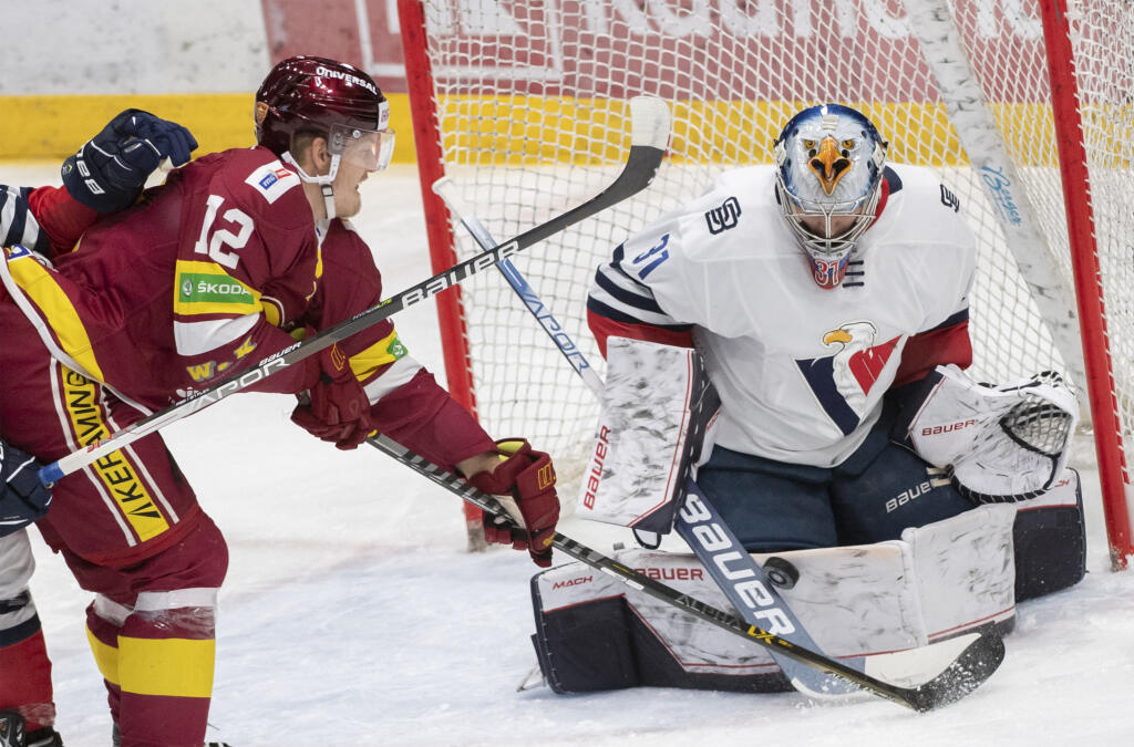 Na snímke vpravo brankár Samuel Hlavaj (Slovan) a vľavo Rob Flick (Trenčín) počas zápasu 20. kola hokejovej Tipos extraligy medzi HC Slovan Bratislava - HK Dukla Trenčín v Bratislave v piatok 25. novembra 2022.