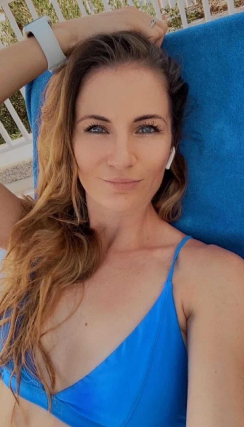 Claudia Hladíková je bývalou skokankou do diaľky, no napriek tomu na olympiáde nebude chýbať. Do Tokia však cestuje už ako fyzioterapeutka atletickej výpravy a stále sa môže pochváliť dokonalým telom.