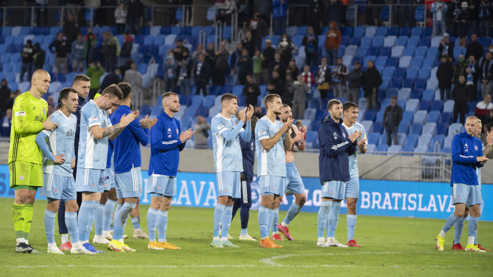 Na snímke hráči Slovana ďakujú fanúšikom po odvetnom zápase play off Európskej ligy ŠK Slovan Bratislava - Olympiakos Pireus 26. augusta 2021 v Bratislave. Futbalisti ŠK Slovan Bratislava remizovali v odvetnom zápase play off Európskej ligy s Olympiakosom Pireus 2:2 a nepostúpili do skupinovej fázy. FOTO TASR - Pavel Neubauer