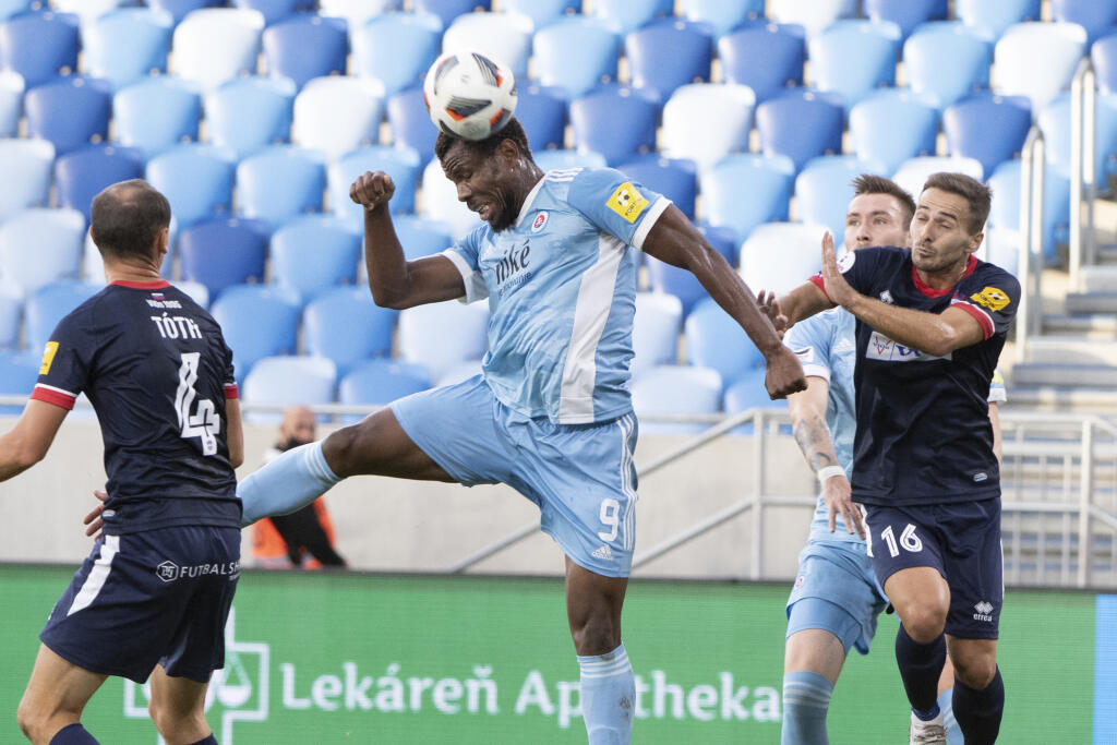 Na snímke uprostred Ezekiel Henty (Slovan), vľavo Martin Tóth a vpravo Karol Mondek (obaja ViOn) v zápase 6. kola Fortuna ligy ŠK Slovan Bratislava - FC ViOn Zlaté Moravce - Vráble v Bratislave v nedeľu 29. augusta 2021. FOTO TASR - Pavel Neubauer