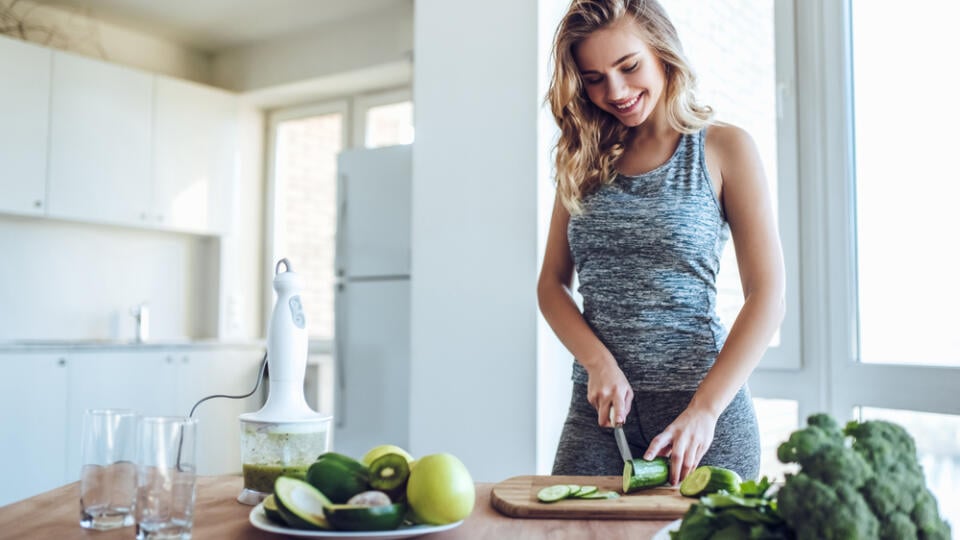 Sporty,Young,Woman,Is,Preparing,Healthy,Food,On,Light,Kitchen.