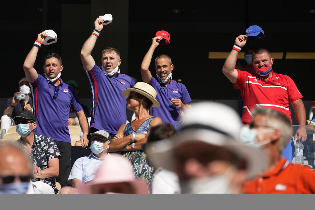 WA 106 Paríž - Srbskí tenisoví fanúšikovia povzbudzujú Novaka Djokoviča vo finále mužskej dvojhry proti Grékovi Stefanosovi Tsitsipasovi na grandslamovom turnaji Roland Garros v Paríži 13. júna 2021. Djokovič vyhral 6:7, 2:6, 6:3, 6:2, 6:4. FOTO TASR/AP
Supporters of Serbia's Novak Djokovic hold their caps up as he plays Stefanos Tsitsipas of Greece during their final match of the French Open tennis tournament at the Roland Garros stadium Sunday, June 13, 2021 in Paris. (AP Photo/Michel Euler)