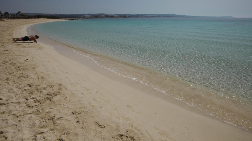 Cestovanie do tejto destinácie by malo byť pre turistov bezpečné. V krajine je v pomere k počtu obyvateľov jeden z najnižších výskytov koronavírusu v Európe. Cyprus otestoval viac ako 10 percent populácie.