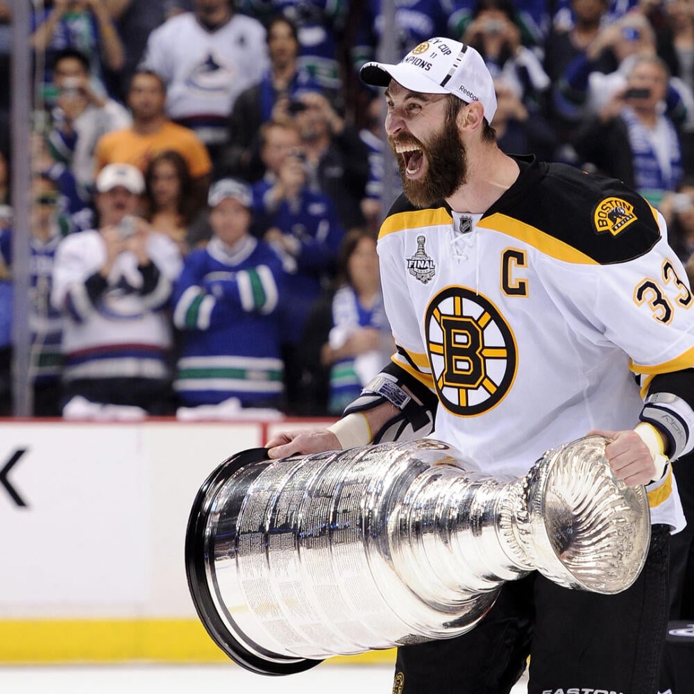 V roku 2011 zdvihol nad hlavu Stanley Cup.