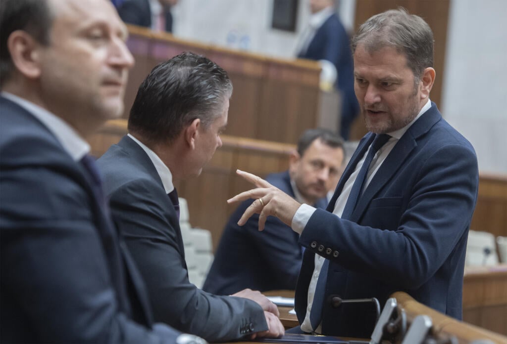 Na snímke zľava minister pôdohospodárstva a rozvoja vidieka (MPRV) Samuel Vlčan (nominant OĽANO), minister vnútra SR Roman Mikulec, minister financií SR Igor Matovič a premiér SR Eduard Heger (všetci OĽANO) počas mimoriadnej schôdze parlamentu v Bratislave v utorok 15. novembra 2022. Poslanci Národnej rady (NR) SR v utorok otvorili mimoriadnu schôdzu, na ktorej má opätovne čeliť odvolávaniu minister vnútra Roman Mikulec (OĽANO). Rokovanie inicioval opozičný Smer-SD, Mikulcovi vyčíta nezvládanie 
