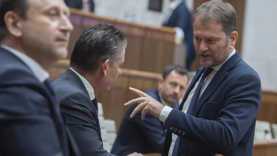 Na snímke zľava minister pôdohospodárstva a rozvoja vidieka (MPRV) Samuel Vlčan (nominant OĽANO), minister vnútra SR Roman Mikulec, minister financií SR Igor Matovič a premiér SR Eduard Heger (všetci OĽANO) počas mimoriadnej schôdze parlamentu v Bratislave v utorok 15. novembra 2022. Poslanci Národnej rady (NR) SR v utorok otvorili mimoriadnu schôdzu, na ktorej má opätovne čeliť odvolávaniu minister vnútra Roman Mikulec (OĽANO). Rokovanie inicioval opozičný Smer-SD, Mikulcovi vyčíta nezvládanie