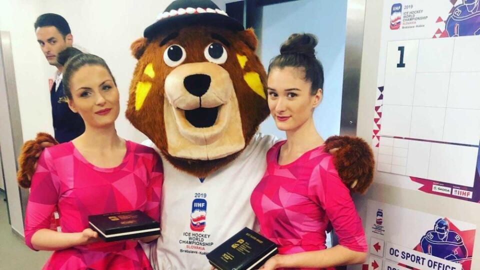 Hostesky sú v zákulisí vyhľadávané, neodolal im ani maskot Macejko.
