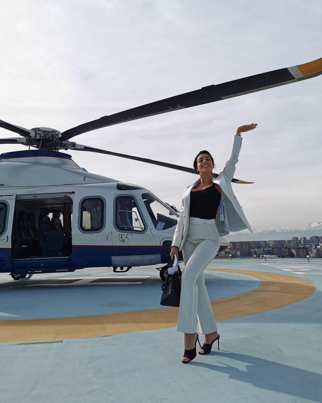 Georgina sa po Turíne prepravuje aj vrtuľníkom.
