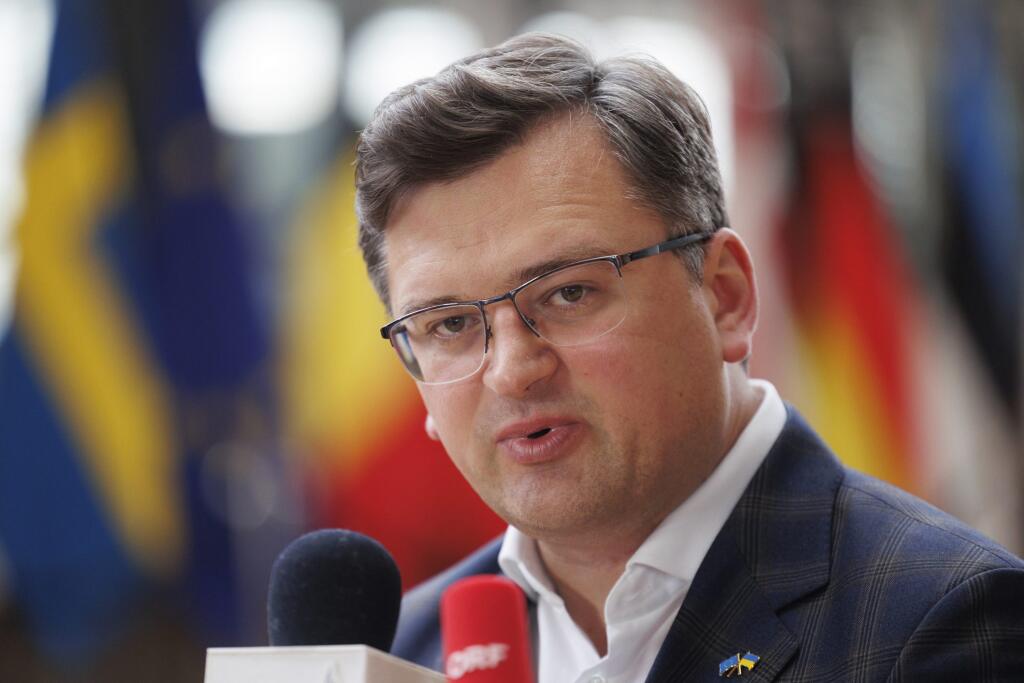 KK13 Brusel - Ukrajinský minister zahraničných vecí Dmytro Kuleba hovorí po stretnutí ministrov zahraničných vecí EÚ v Bruseli v pondelok 16. mája 2022. Ministri zahraničných vecí EÚ diskutovali  o súčasných záležitostiach, ruskej agresii na Ukrajine a iniciatíve Globálna brána (The Global Gateway). FOTO TASR/AP

Ukraine's Foreign Minister Dmytro Kuleba talks to the press after a meeting of EU foreign ministers at the European Council building in Brussels, Monday, May 16, 2022. European Union fo