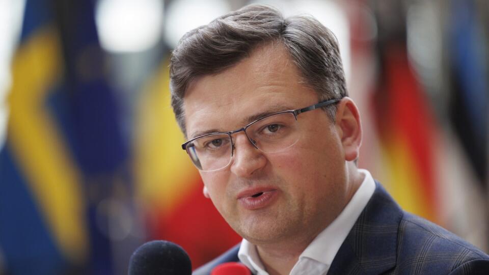 KK13 Brusel - Ukrajinský minister zahraničných vecí Dmytro Kuleba hovorí po stretnutí ministrov zahraničných vecí EÚ v Bruseli v pondelok 16. mája 2022. Ministri zahraničných vecí EÚ diskutovali o súčasných záležitostiach, ruskej agresii na Ukrajine a iniciatíve Globálna brána (The Global Gateway). FOTO TASR/AP
Ukraine's Foreign Minister Dmytro Kuleba talks to the press after a meeting of EU foreign ministers at the European Council building in Brussels, Monday, May 16, 2022. European Union fo